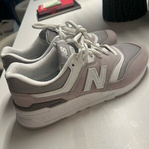New Balance White Sneaker with Light Gray Insole